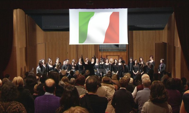 29 gennaio 2001, momento finale dell’evento insieme si canta l’Inno d’Italia, sotto il Tricolore.